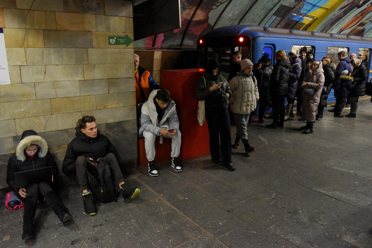 El metro de Kiev, refugio durante las alertas de ataques aéreos