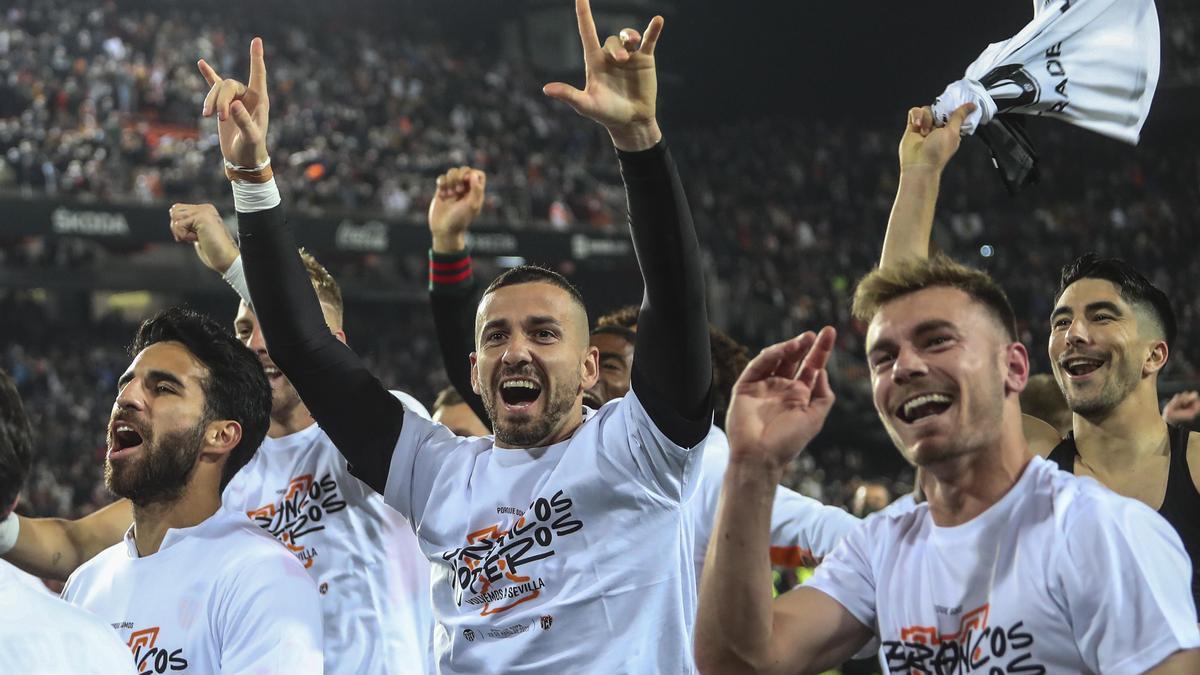 Los jugadores del Valencia CF celebran el pase a la final de la Copa.