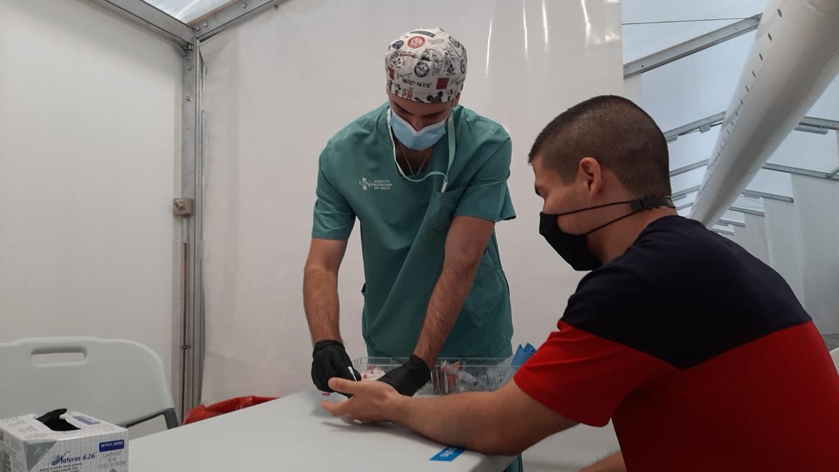 Toma de muestras para el estudio de seroprevalencia en el hospital de campaña instalado junto al Hospital General de Alicante