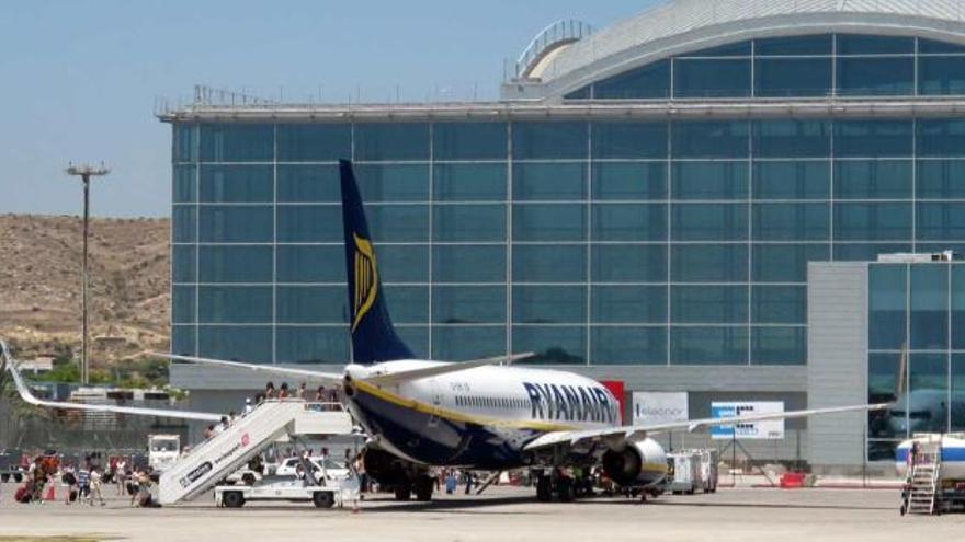 Pasajeros de un vuelo de Ryanair embarcando a pie por ambas puertas del avión estacionado frente a la terminal de El Altet.