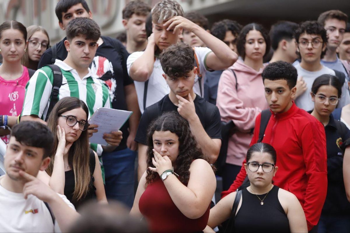 Jóvenes antes de entrar a hacer el primer examen de la PEvAU.