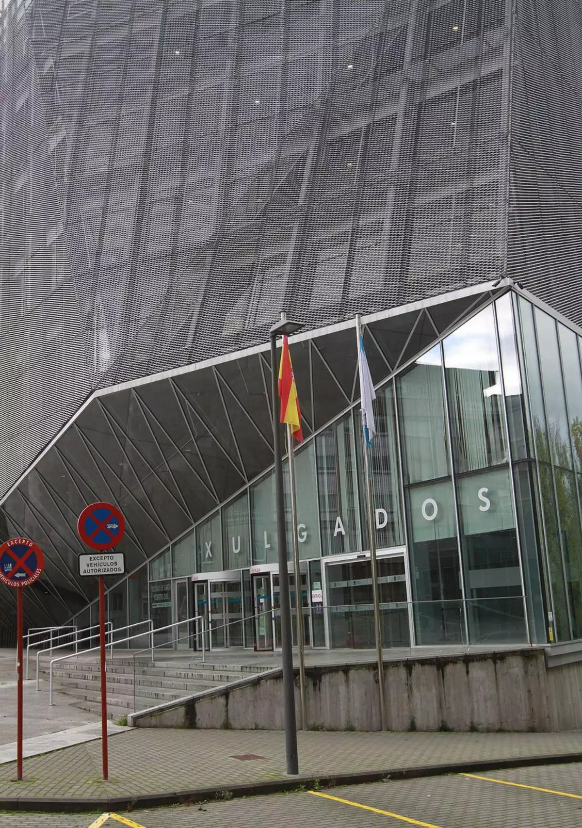 La jefa pisaba a veces el suelo fregado pero no hay pruebas de que humillase a la limpiadora