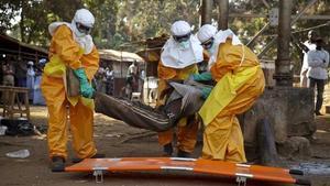 Membros de la Cruz Roja de Francia transportan el cuerpo de una persona sospechosa de estar contagiada con el virus del ébola en Guinea, en enero del 2015.