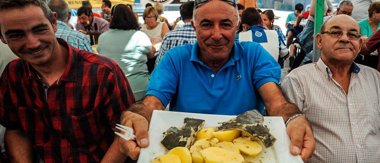 Asistentes a la fiesta de Leiro, en Rianxo, en otra edición. // Iñaki Abella