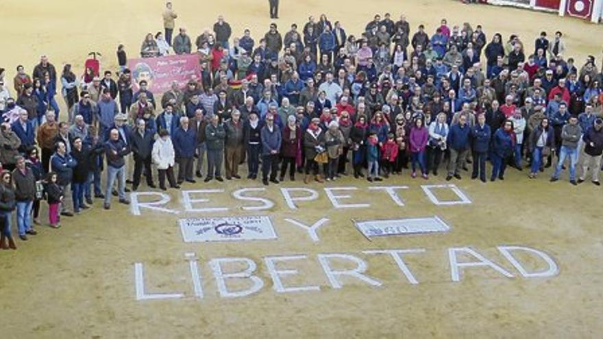 Unos 350 aficionados y profesionales defienden la continuidad de los toros