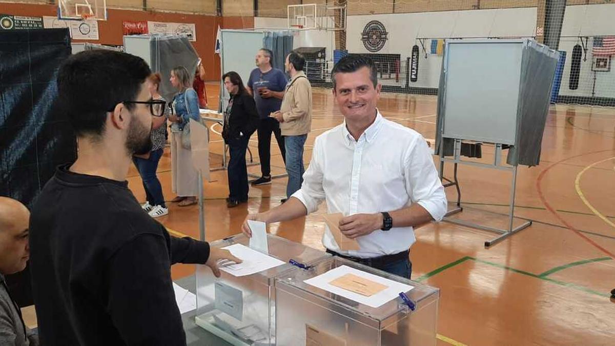 Juan Antonio Rojas, candidato del Partido Popular, ejerciendo su derecho a voto