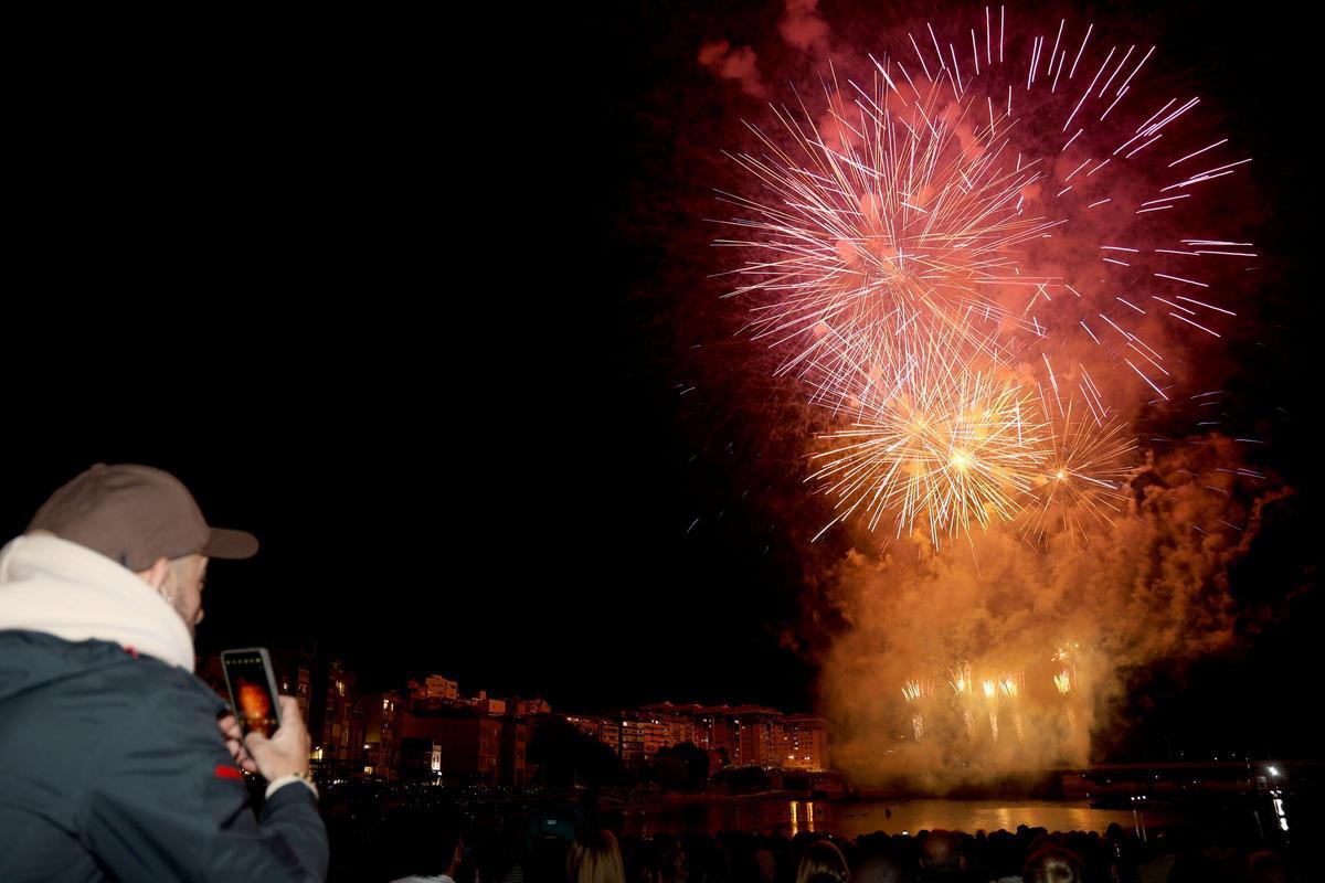 Los fuegos artificiales iluminan las fiestas de Bouzas