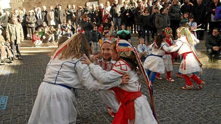 Un moment del tradicional ball dels garrofins, ahir a Moià