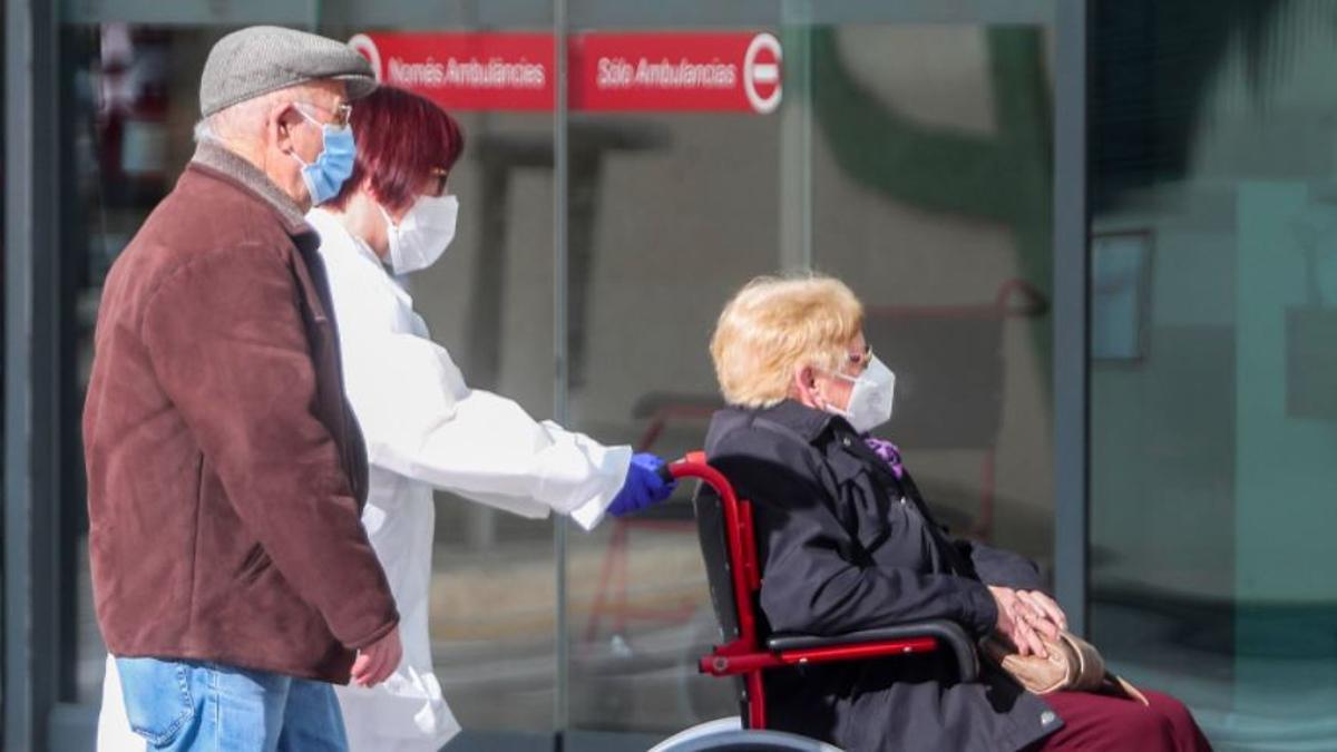 Una paciente entra al hospital.