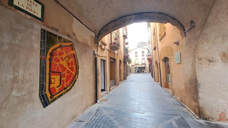 Un mural de ceràmica commemora els 700 anys del mercat de la Bisbal