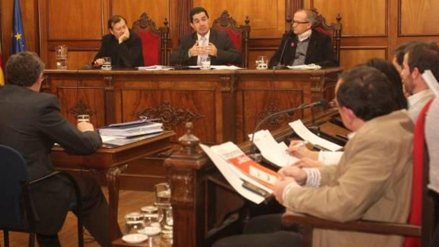 El alcalde Antonio Francés interviene en un pleno del Ayuntamiento de Alcoy.