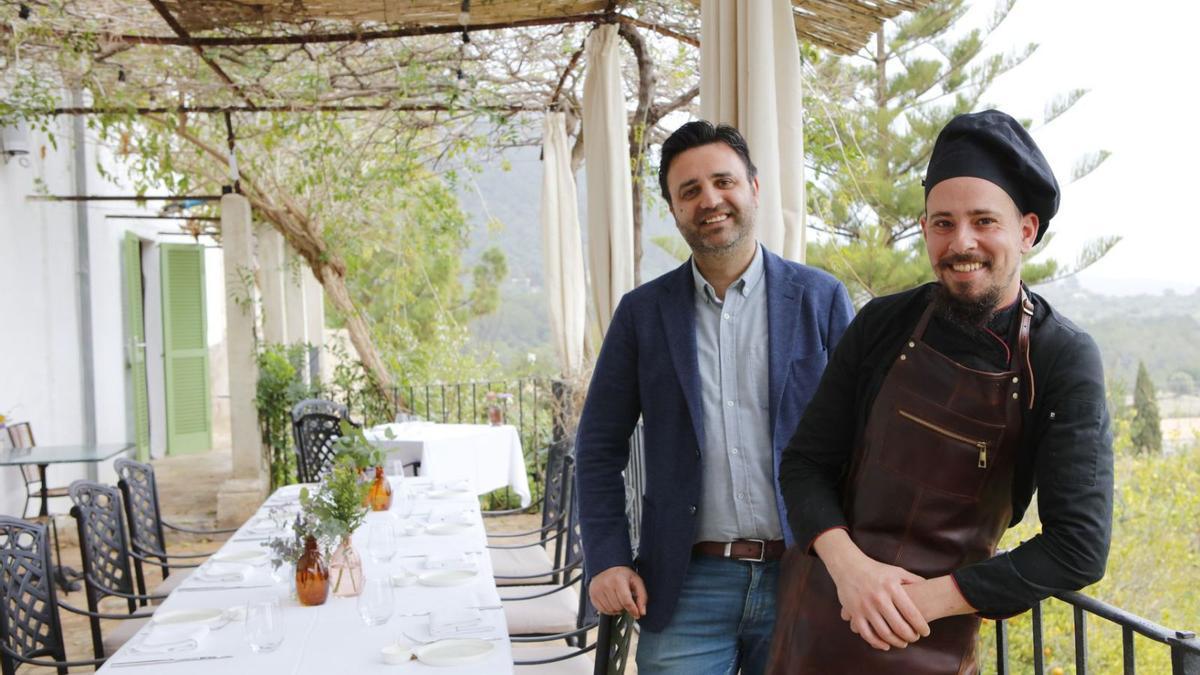 Hotelbesitzer Toni Duran (li.) auf der Restaurantterrasse des Mirabona mit seinem Küchenchef Joan Ferragut.  | FOTO: NELE BENDGENS