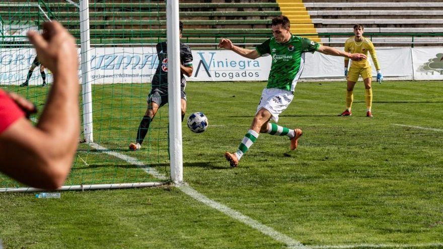 Fassani marca uno de sus siete goles con el Cacereño ante el Llerenense.