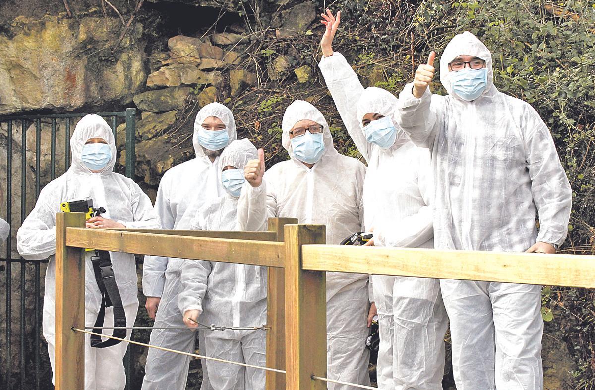 Un grupo de participantes en una visita experimental a la cueva de Altamira, ideada para medir cómo afectan los cambios de temperatura por la presencia humana a las pinturas.