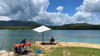 Oberta la temporada de bany a l’estany de Banyoles