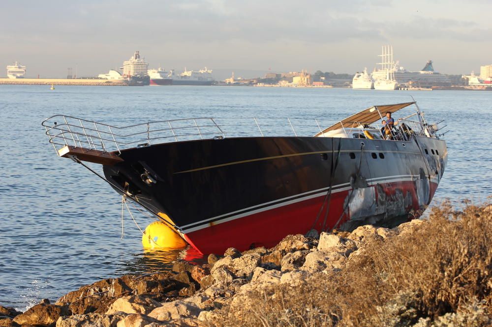 Empiezan los trabajos para reflotar el velero encallado en Can Pere Antoni