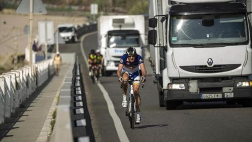 Muere un ciclista al chocar con un tractor