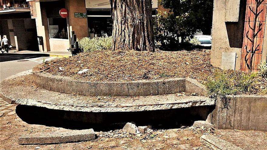 Banc a trossos a la plaça de l&#039;Excursionisme