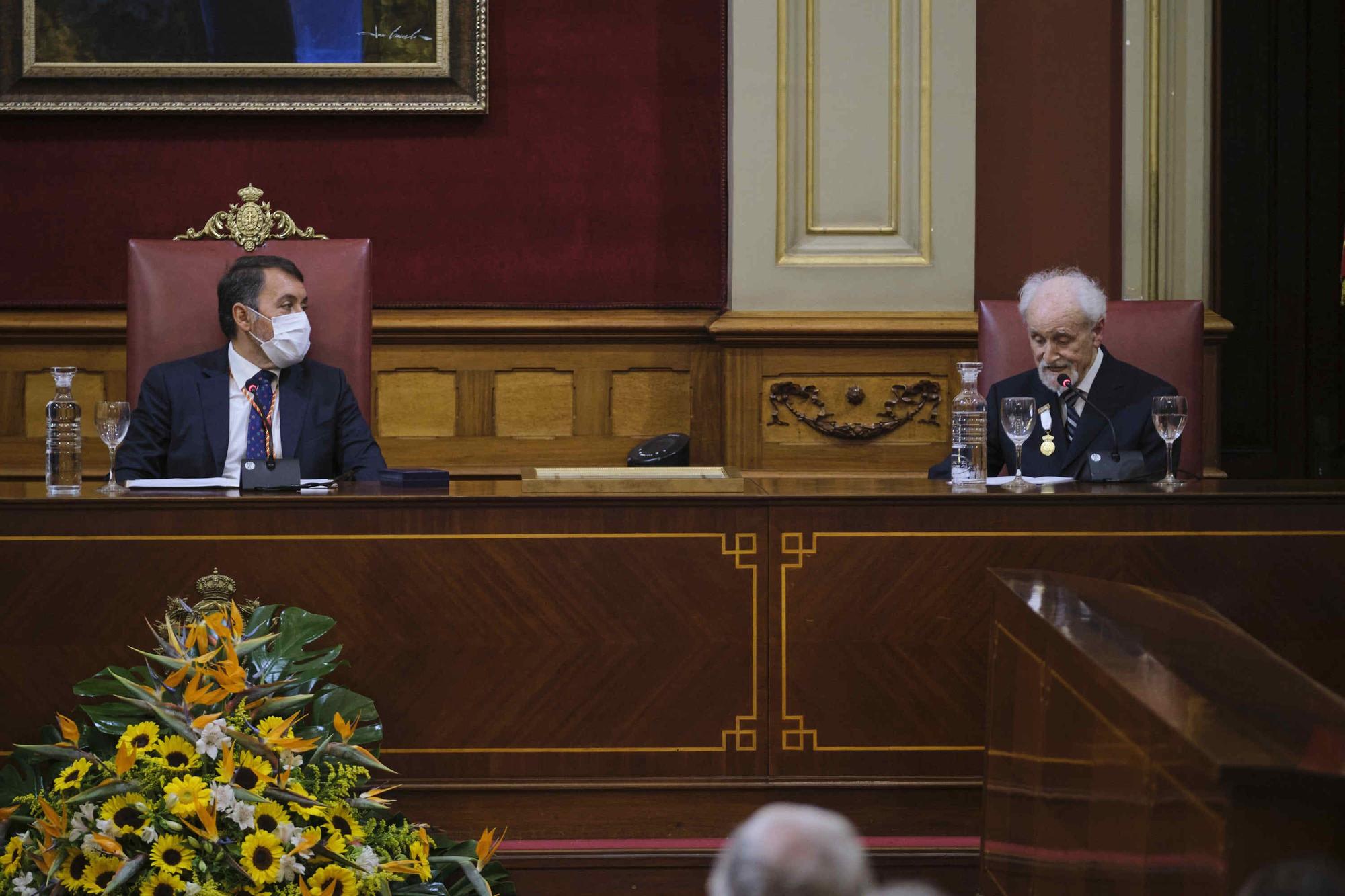 Acto de entrega de la Medalla de Oro al Mérito Cultural a Armando Alfonso