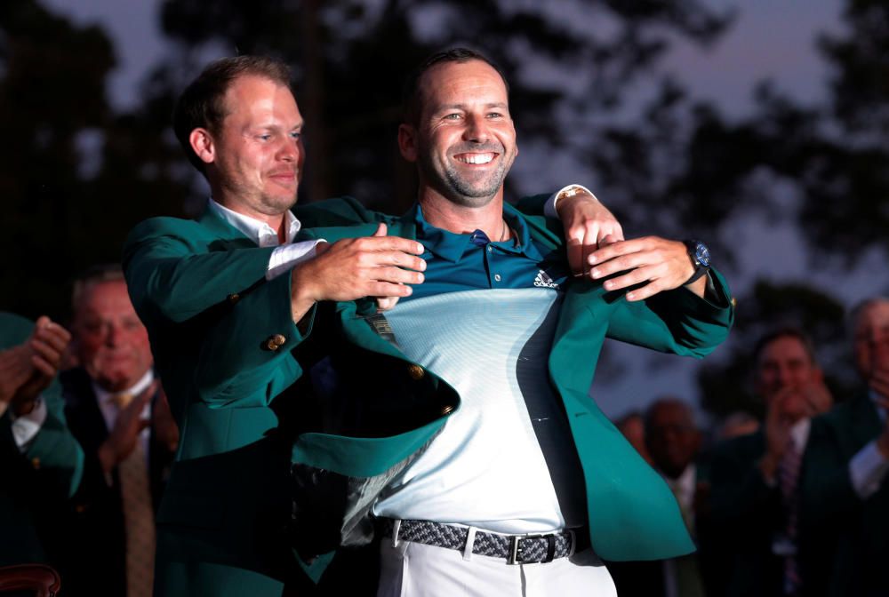 Sergio Garcia recibe su chaqueta verde tras ganar, por fin, el Masters de Augusta.