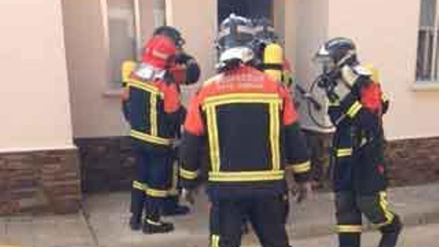 Los bomberos intervienen en el fuego de una casa en la capital.