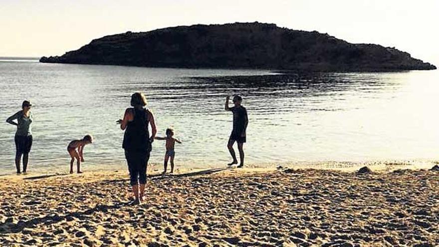 Gente en la playa de Portals durante estas fiestas.