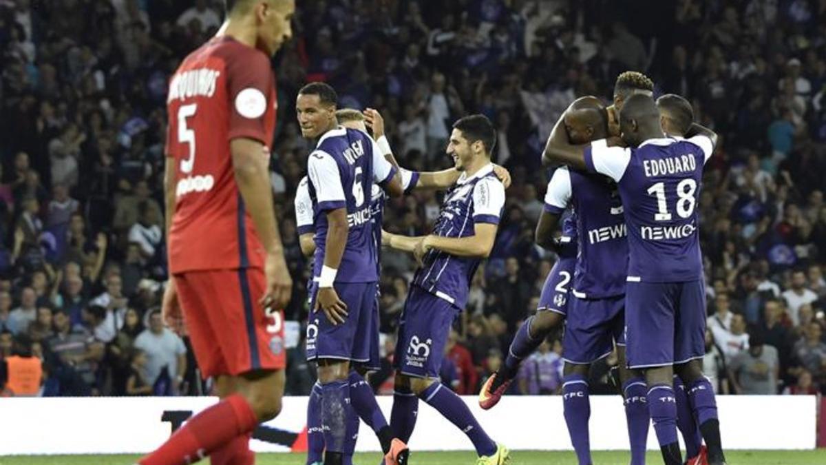 Los jugadores del Toulouse celebran un gol ante un decepcionado Marquinhos
