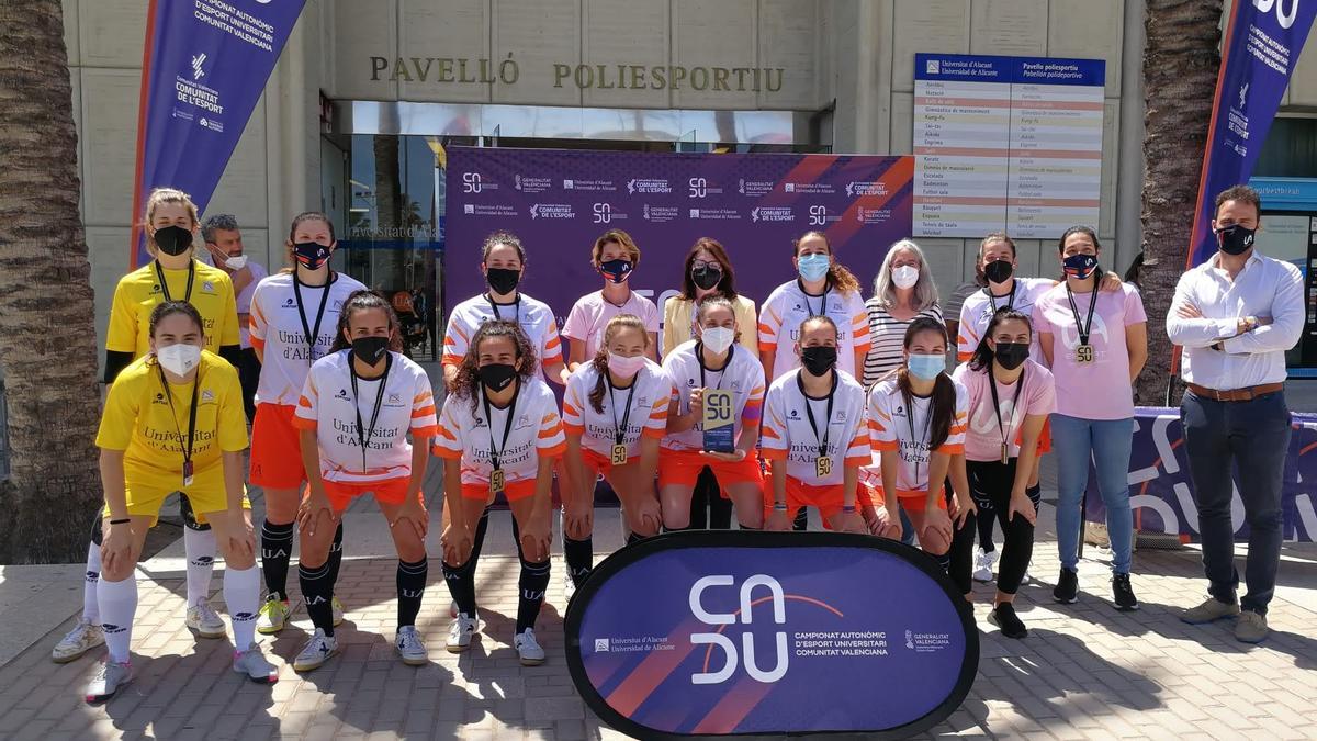 El equipo de fútbol sala femenino de la UA en el CADU.