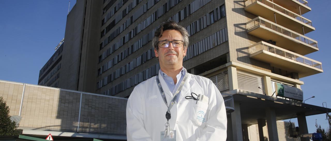 El doctor Juan de la Haba Rodríguez, oncológo médico, delante del Hospital Provincial.