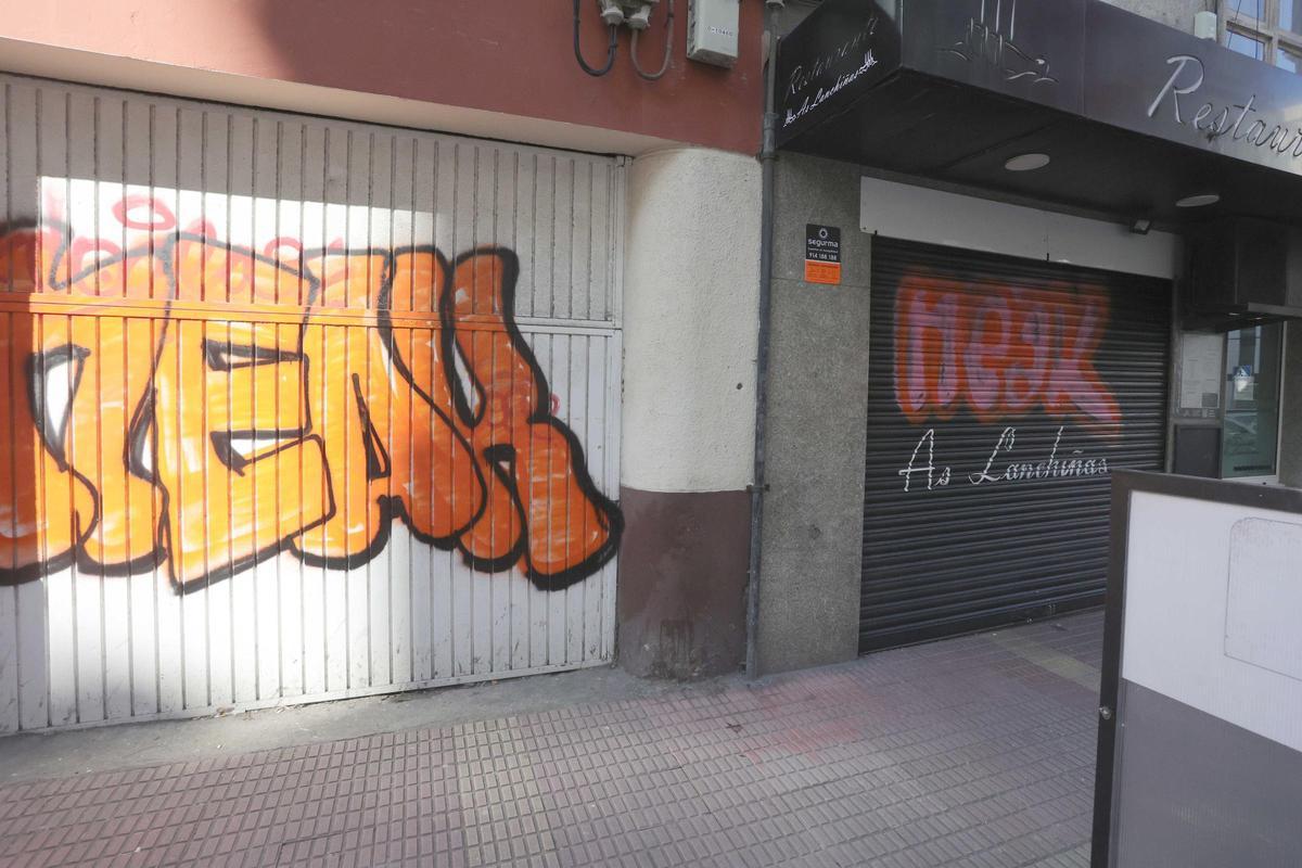 Oleada de grafitis la misma noche en seis bajos de Nicomedes Pastor Díaz Oleada de grafitis la misma noche en seis bajos de Nicomedes Pastor Díaz