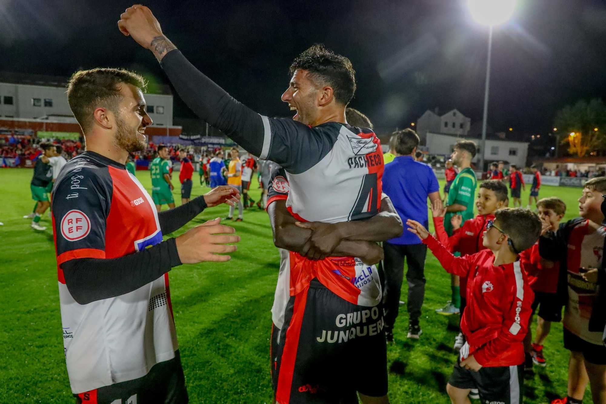 A Lomba vive una fiesta del fútbol con final feliz para el Arosa ante la UD Ourense (3-0)