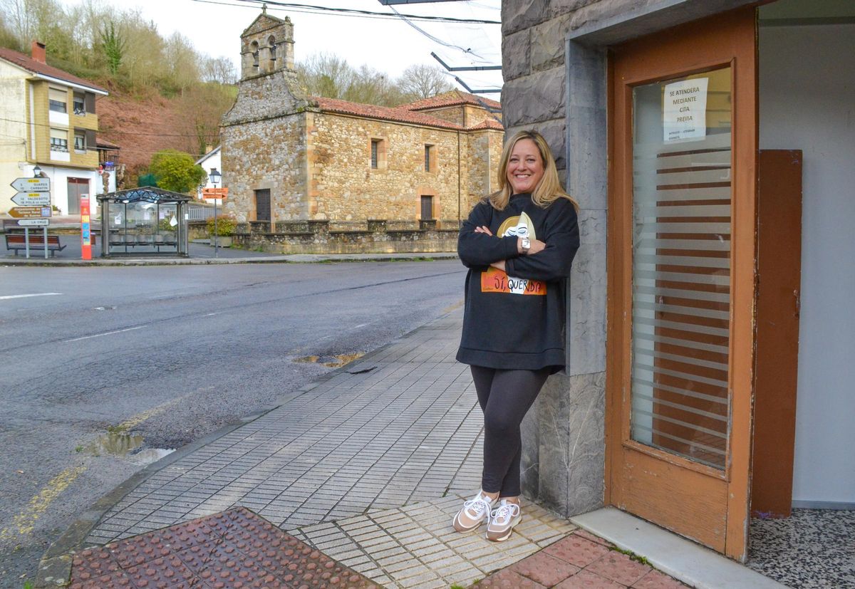 Liliana Garrido a la entrada de su peluquería, en San Julián de Bimenes.
