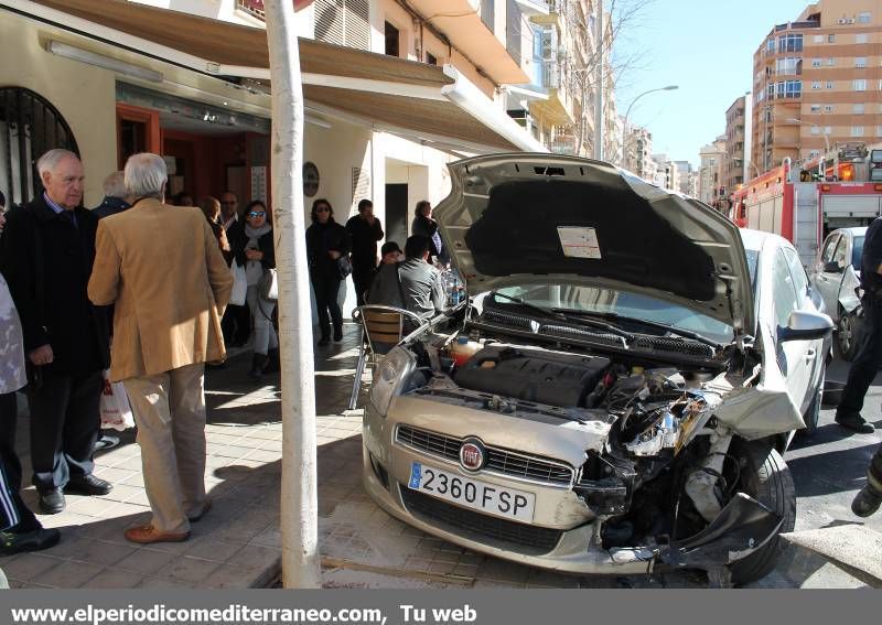 GALERÍA DE FOTOS -- Colisión contra una terraza en Castellón