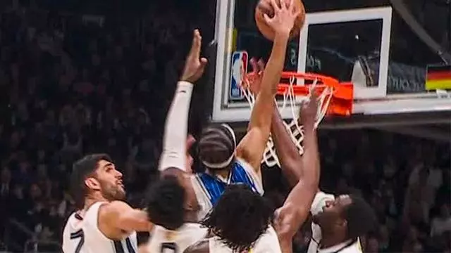 ¡El mate del siglo! La locura de Anthony Black entre 4 rivales para machacar el aro