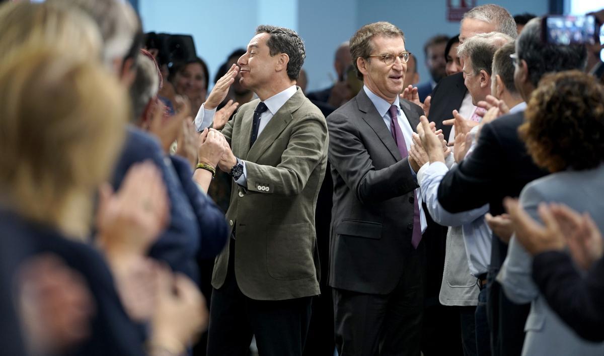 Alberto Núñez Feijóo y Juan Manuel Moreno a la llegada de la junta directiva nacional del Partido Popular.