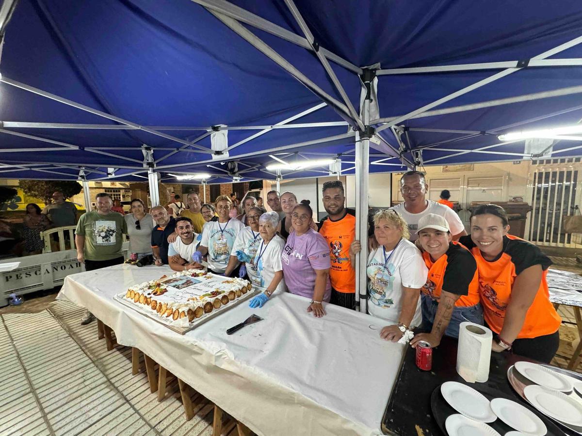 Concejales del Gobierno local y los vecinos y vecinas que colaboraron en el asadero popular.jpg
