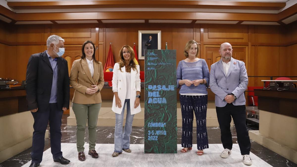 Juan Antonio Álvarez Reyes, Cristina Casanueva, Marian Aguilar, Mar Sánchez y Carlos Urroz, ante el cartel del evento.