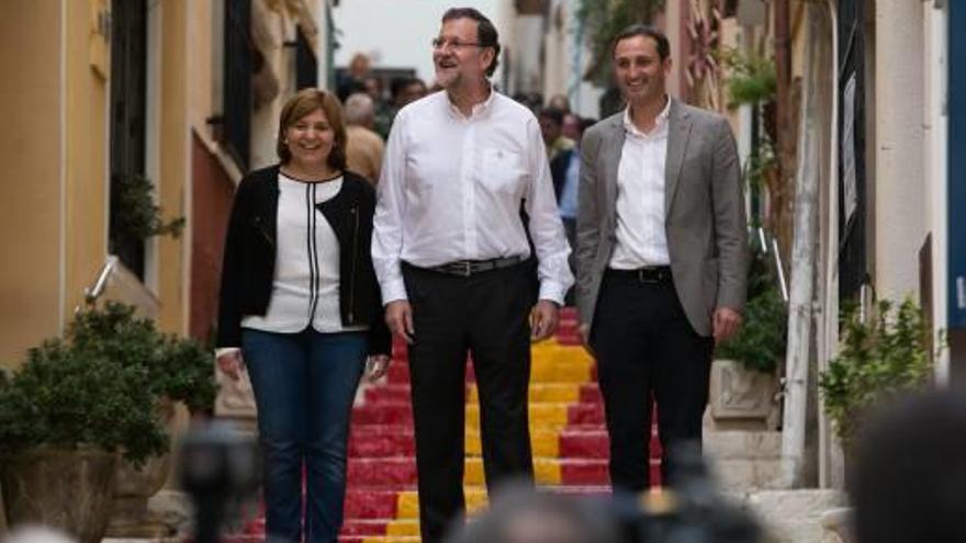 Rajoy junto a Isabel Bonig y César Sánchez, en una reciente visita al municipio de Calp