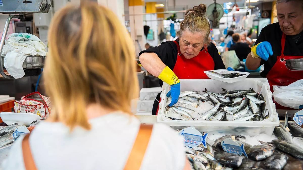 Pescaderas en Vigo atiende a una clienta.