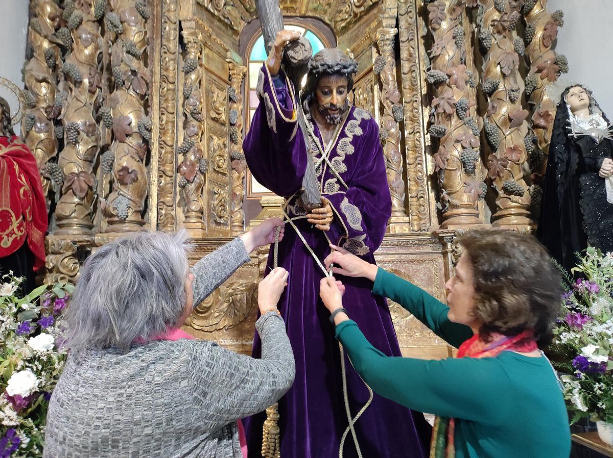 Las camareras desvistiendo al Nazareno.