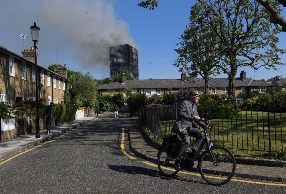 Londres, commoguda per l''indendi d''un bloc de 27 pisos amb almenys 12 morts