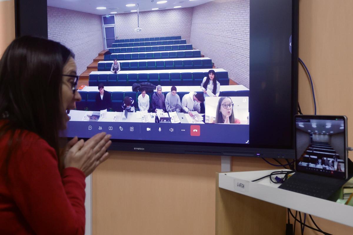 La professora de Llatí de l'IES Camp de Túria de Llíria, Eirene Fernández, saluda al grup noruec del Sandnes Videregående Skole en l'inici d'una videoconferència.