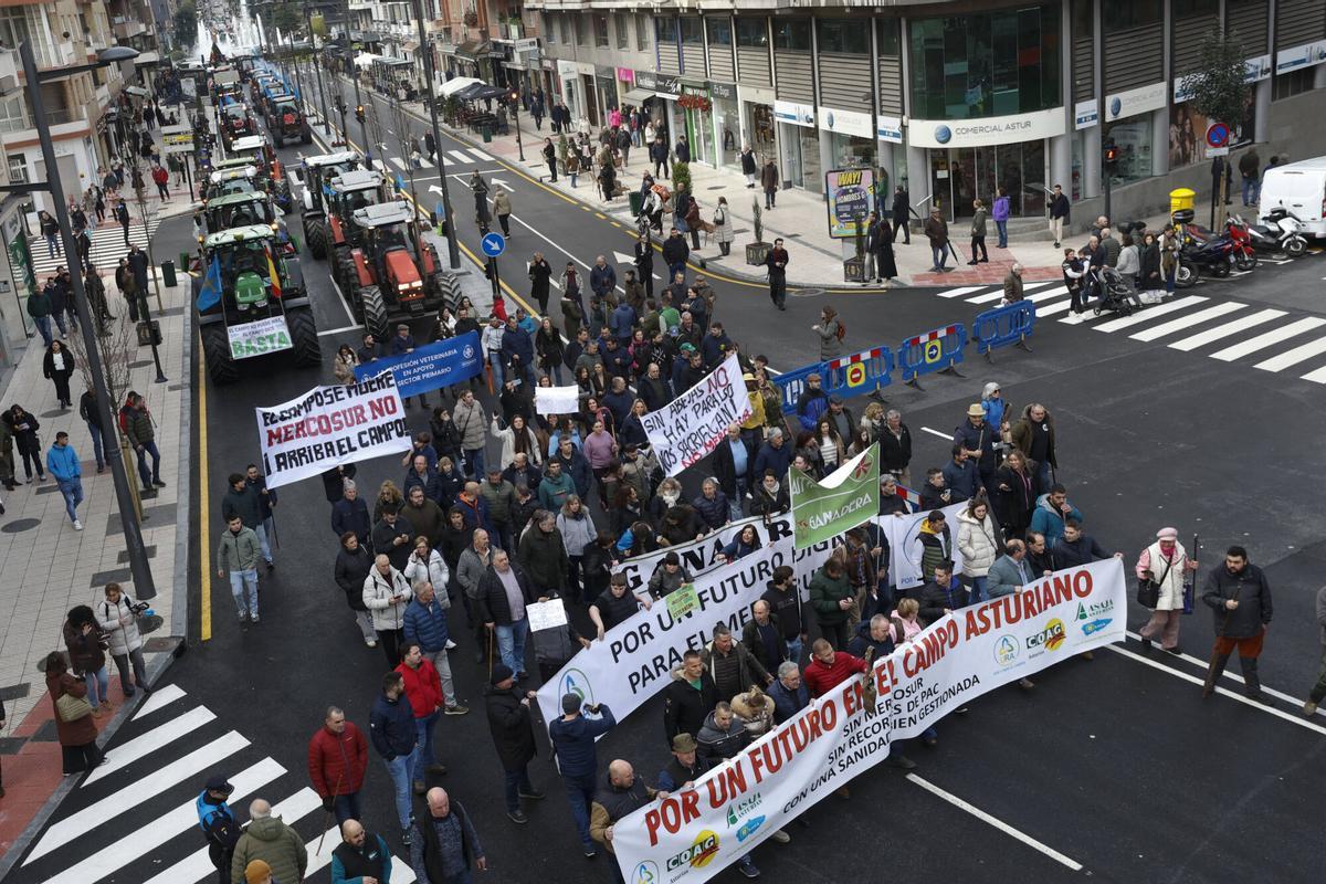 Oviedo manifestación de ganaderos con tractores por las calles de la ciudad