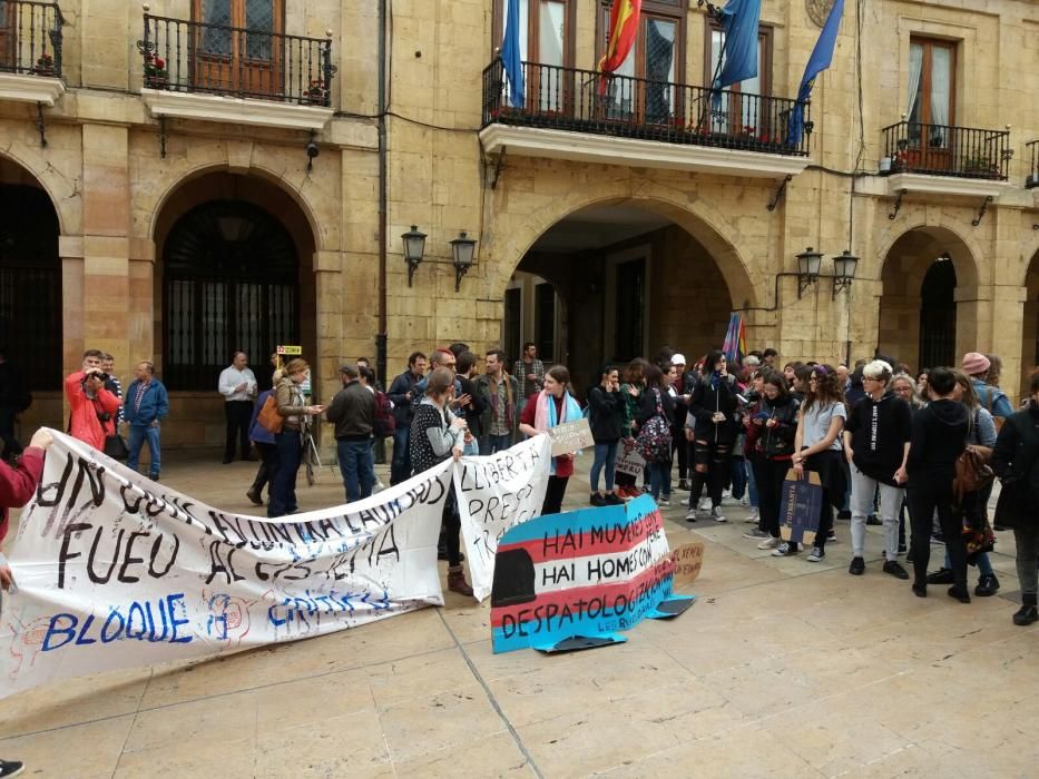 Atacan al autobús de HazteOir en Pola de Lena y lo persiguen hasta Oviedo