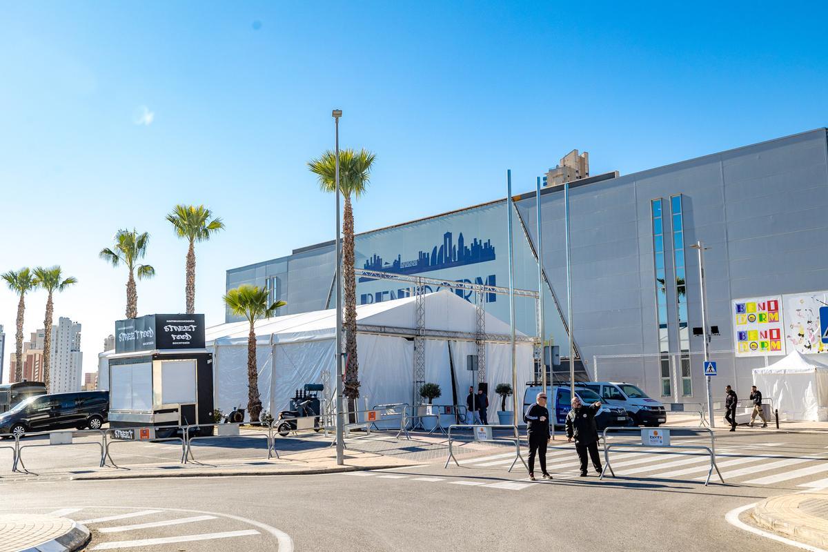 El montaje en el exterior del Palau d'Esports de Benidorm.