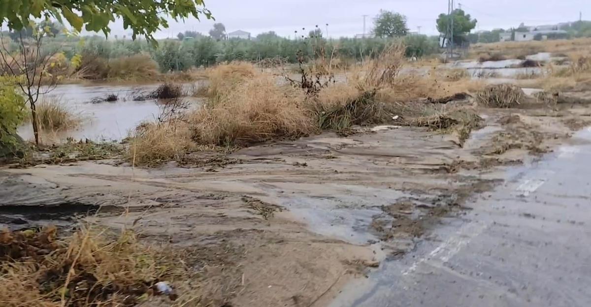 Estado de la calzada y sus aledaños tras el desborde del arroyo.