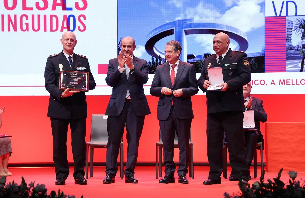 El alcalde flanqueado por Ángel Martín Jove, jefe de Urgencias de Povisa, Francisco Pardo, director de la Policía Nacional, y Ramiro José Gómez, comisario jefe de la Comisaría de Vigo.