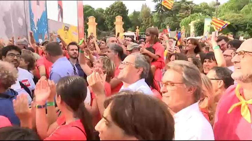 Torra y Mas participan en una protesta independentista contra el Rey