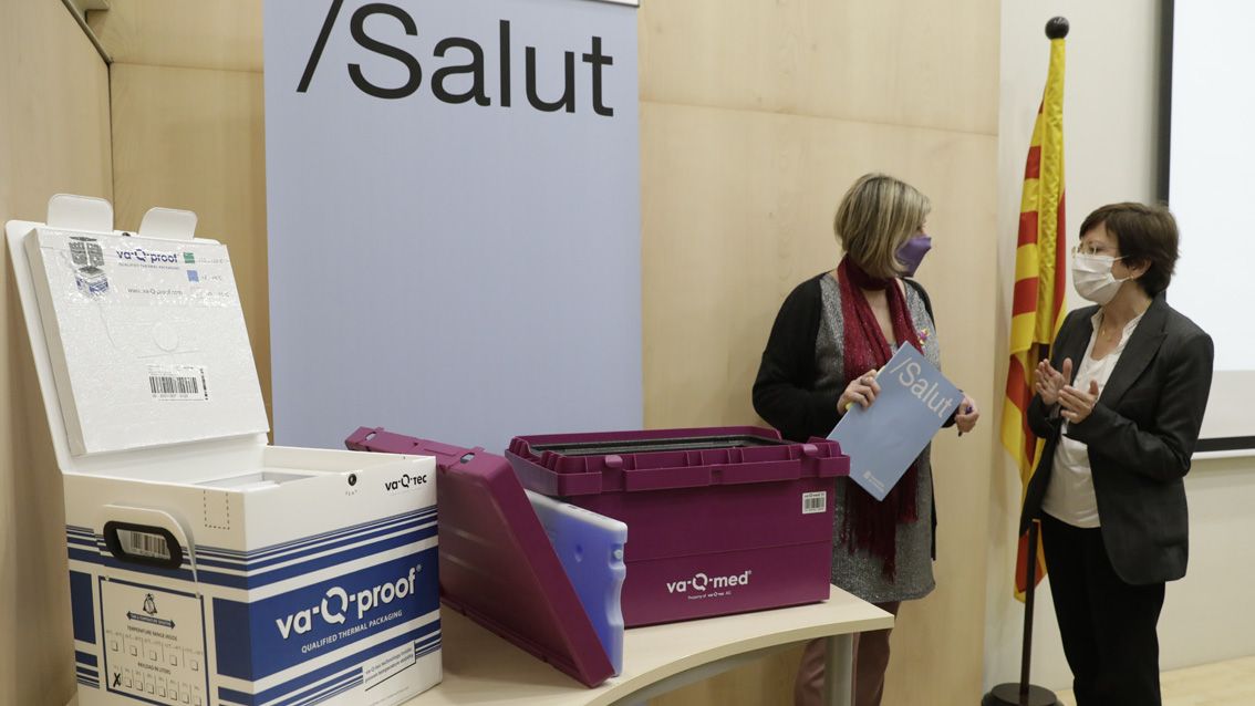 Alba Vergés y Carmen Cabezas con las vacunas contra el coronavirus.