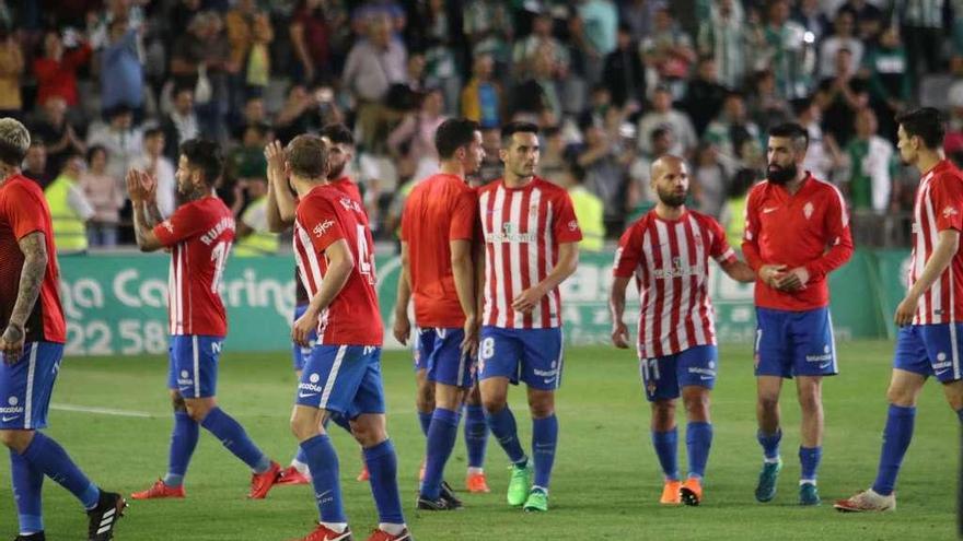 Los jugadores del Sporting aplauden, tras finalizar el partido, a la afición rojiblanca desplazada a Córdoba.
